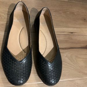 NWOT Black Dansko flats